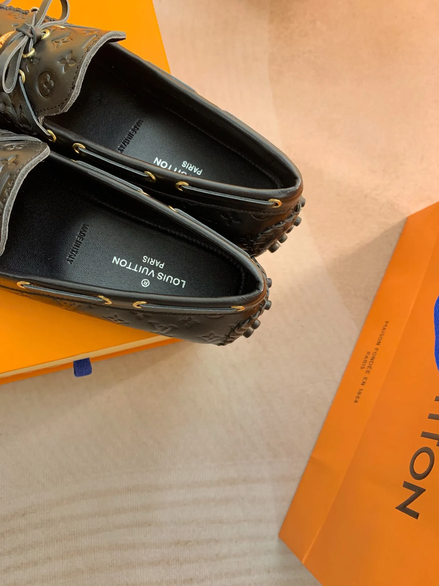 p460💰Couple model❤️🇫🇷 𝙇𝙤𝙪𝙞𝙨 𝙑𝙪𝙞𝙩𝙩𝙤𝙣 🇫🇷Louis Vuitton 2023 Classic𝓛𝓿 𝓣𝓻𝓪𝓲𝓷𝓮𝓻 Sports Series ➪➪➪¯ [Arizona Doudou Shoes Series] ▪️▪️▪️Arizona slip-on shoes are made of Monogram Eclipse canvas. Its hand-painted and dyed edges and hand-sewn uppers fully demonstrate Louis Vuitton's traditional shoemaking craftsmanship. This slip-on shoe is very lightweight. The integrated tongue and upper make it particularly comfortable and flexible. The soft outsole is equipped with rubber padding. Decorated with matching sash. Detailed features: ☑️Monogram Eclipse canvas ☑️Black Eclipse pattern ☑️Hand-painted shoe edges ☑️Hand-sewn uppers (each pair takes time to process) ☑️Integrated tongue and upper construction ☑️Outsole equipped with rubber lining ☑️size: 35_46